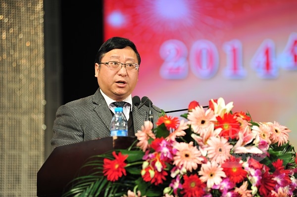 i州中心医院纪委书记向忠银宣读《恩施州中心医院关于2015年中层干部聘任的决定》