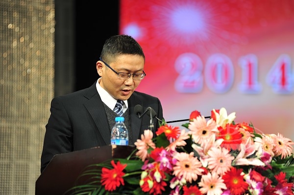 州中心医院副院长陈洪波宣读《关于奖励2014年度新业务新技术的决定》