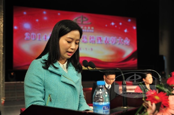 州中心医院院长助理黄文宣读《关于表彰“优秀教师”的决定》