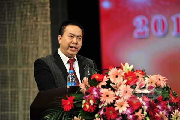 州中心医院副院长王在平作《恩施州中心医院2014年度工作总结及2015年总体工作部署》的报告