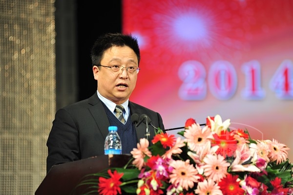 州中心医院副院长吴波宣读《关于表彰2014年度“最满意医生、护士”的决定》