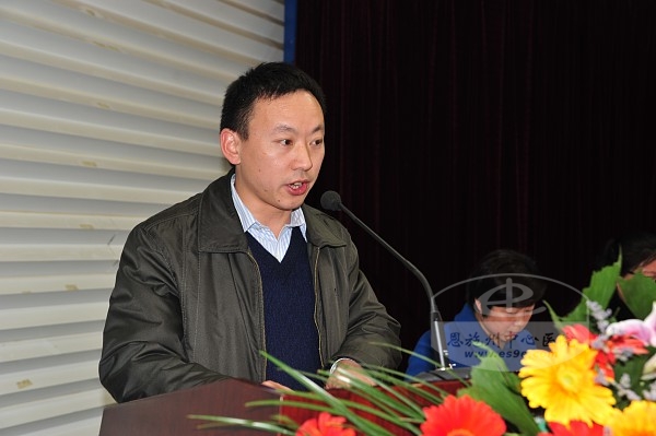 州中心医院财务科科长梁秀林做《关于2014年度财务执行情况和2015年度财务预算(草案)》的报告