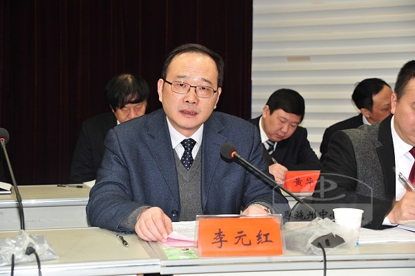 州中心医院党委书记李元红为大会致开幕词