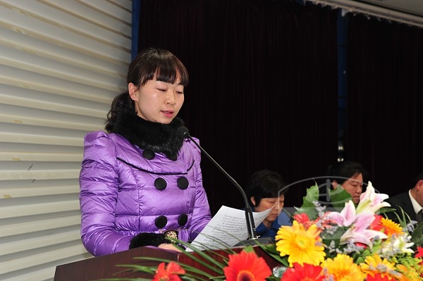 州中心医院团委书记李顺振宣读大会决议