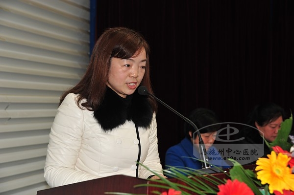 州中心医院经济管理科科长丁仁华做《恩施州中心医院2015年经济管理调整方案（草案）》的报告