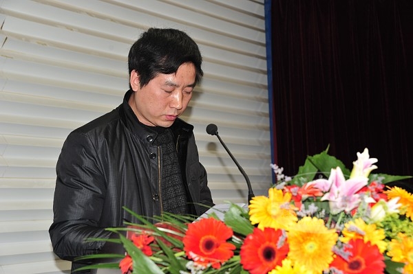 州中心医院人力资源部主任彭绪坤做《恩施州中心医院关于招聘人员享受改革性补贴实施方案（草案）》的报告