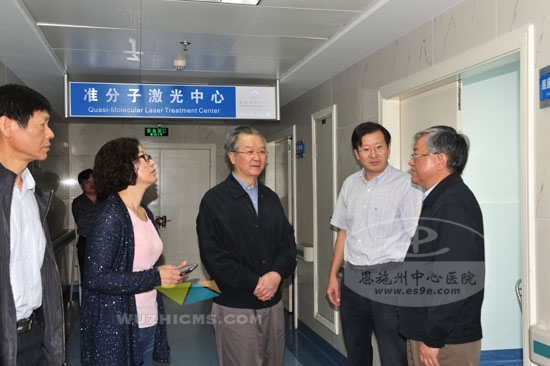 张文康（右三）到该院眼科中心参观