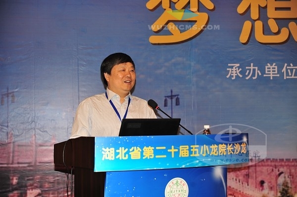 宜昌市中心医院院长杨俊以《科教强院、人才兴院，地市级医院发展的必由之路》为题进行大会演讲