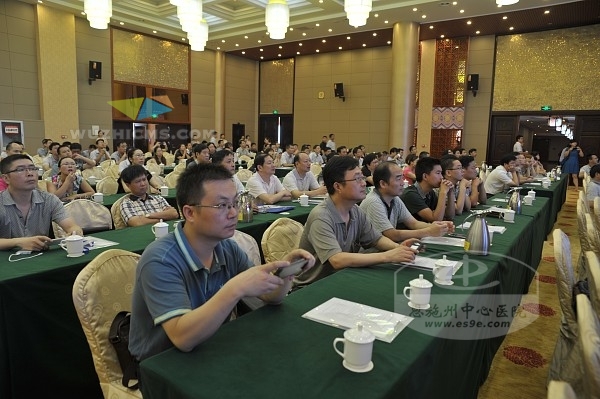 与会代表认真听取专家们的讲座