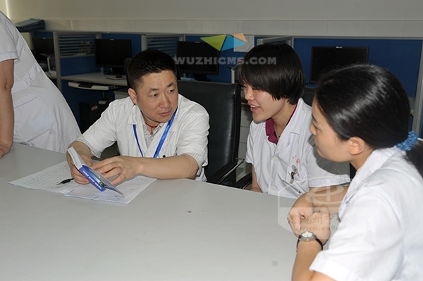 检查组成员正在抽考年轻医师