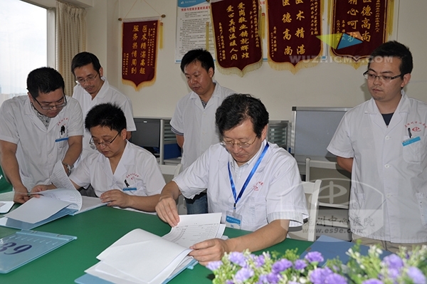 李拓院长来到中医部与吴波副院长督导检查