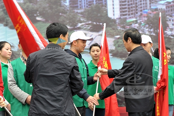 与会领导为我院志愿者授旗