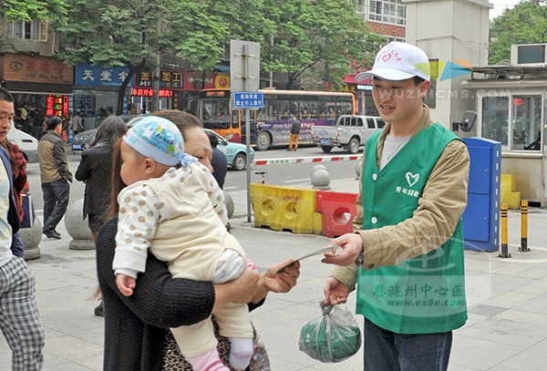 向市民发放宣传资料