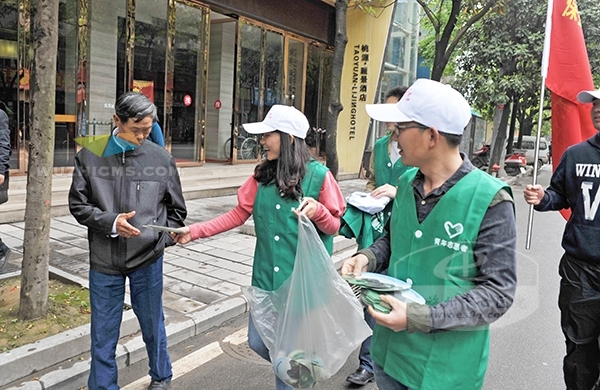 向市民发放宣传资料