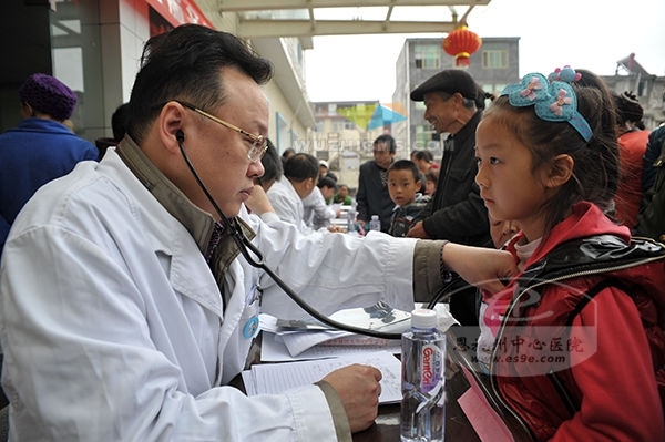 儿科专家为就诊儿童听诊