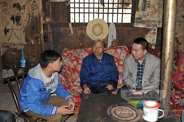 党委委员、副院长王在平亲切慰问曾做过心脏瓣膜置换手术的贫困患者刘思繁