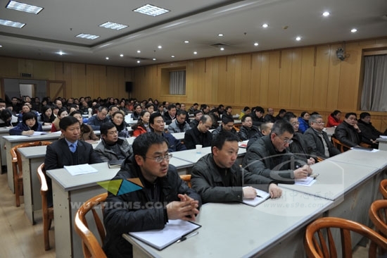 党员干部认真聆听