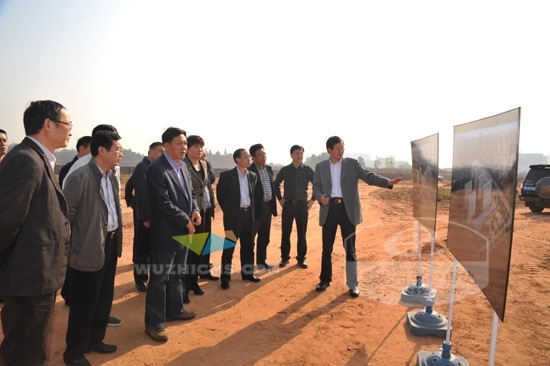 杨州长听取李拓院长关于新区医疗中心工期建设情况