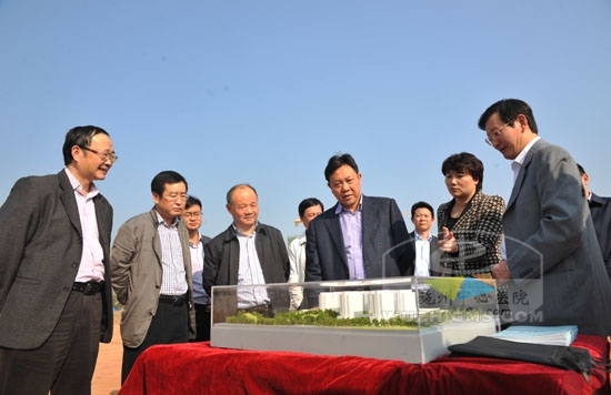 杨州长、庞副州长等领导观看新区医疗中心建设规划模型