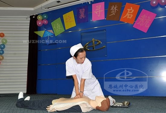 实习生进行徒手心肺复苏操作表演