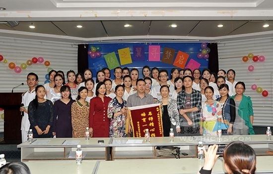 实习生为护理部赠送锦旗