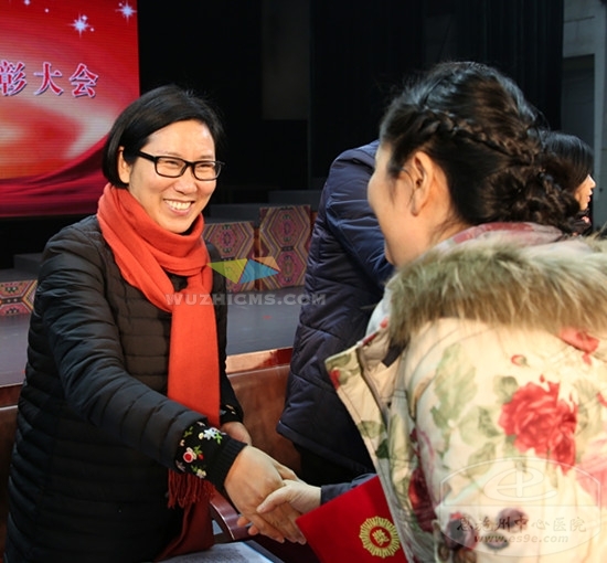 州卫计委主任高敬佩为获表彰个人颁奖