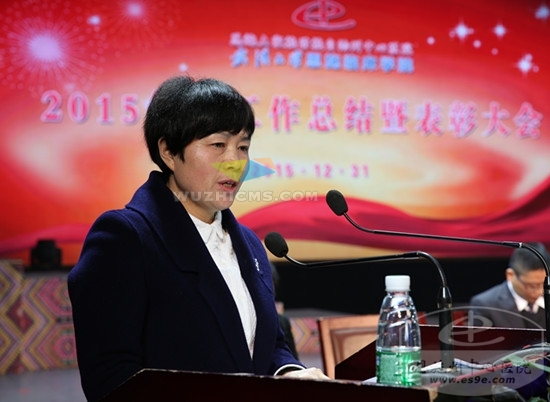 副院长肖雪琴宣读《关于表彰2015年度“夕阳红”奉献奖的决定》