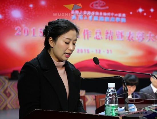 院长助理黄文宣读《关于授予黄楚鹰同志青年人才进步奖的决定》