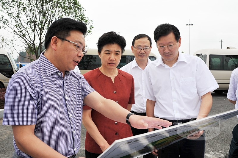 副省长梁惠玲（左二）在州中心医院新区医疗中心建址调研