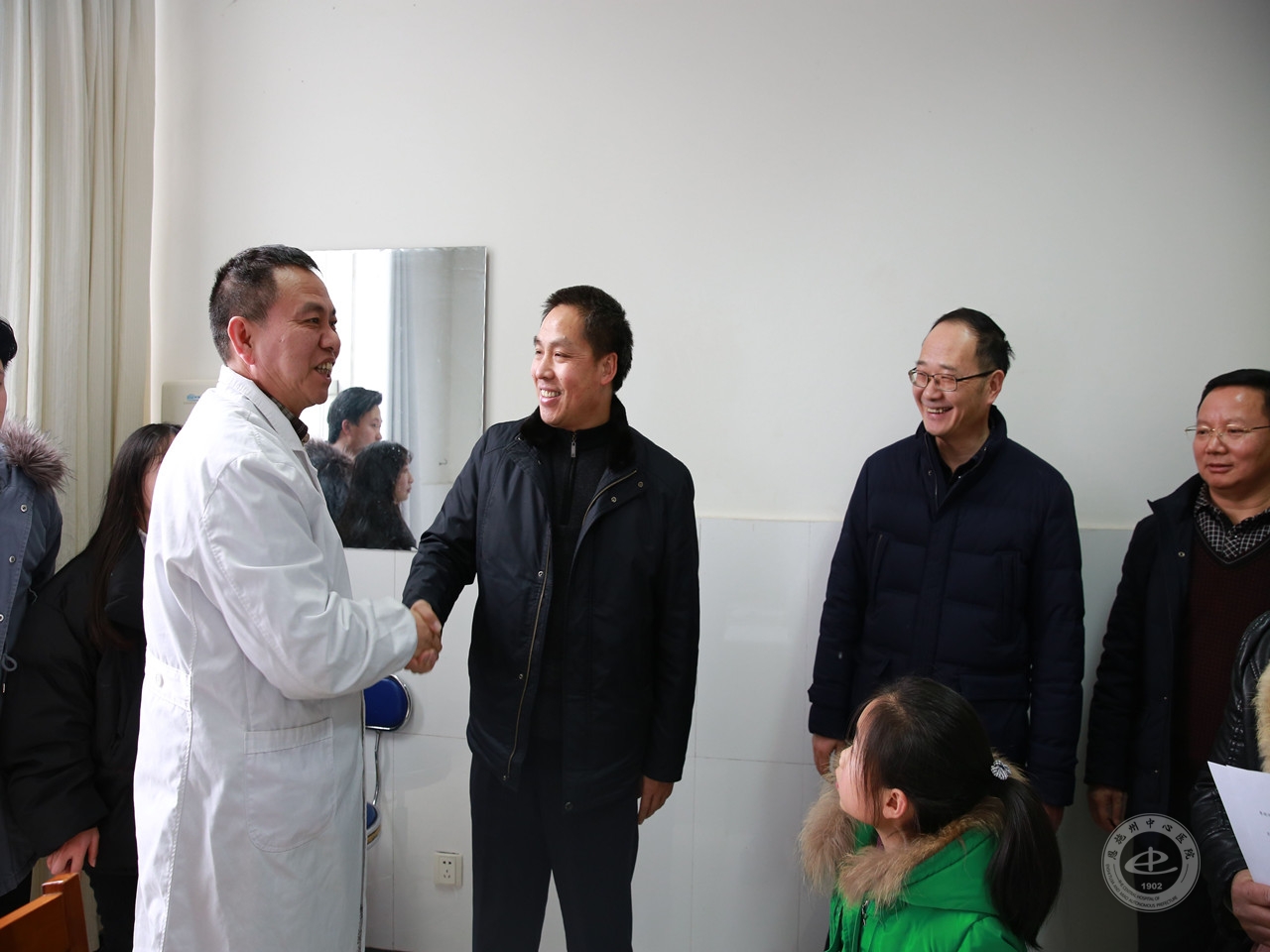 张在勇（左二）在州中心医院党委书记李元红（右二）和院纪委书记金选贵（右一）陪同下看望慰问李家璋_副本.jpg