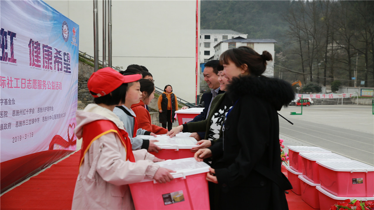 为特困家庭的留守儿童送助学箱