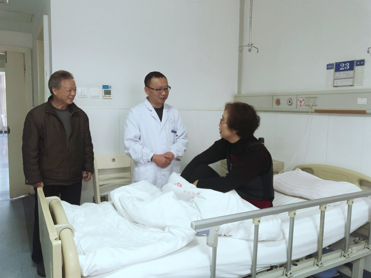 贺建华带病坚持查房