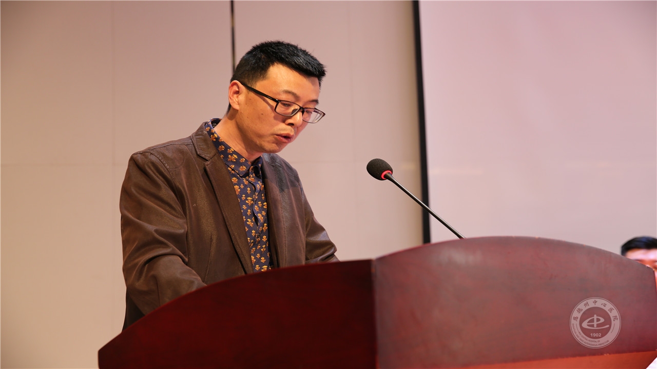 湖北民族大学科技学院党委副书记卓思涛在会上讲话