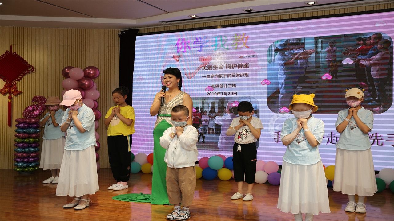 孩子们表演精彩的节目（一）