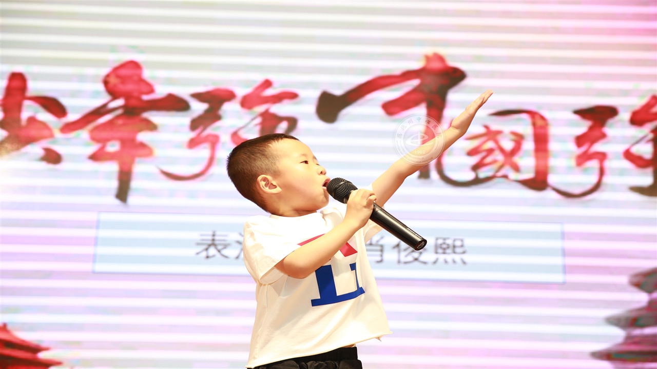 孩子们表演精彩的节目（二）