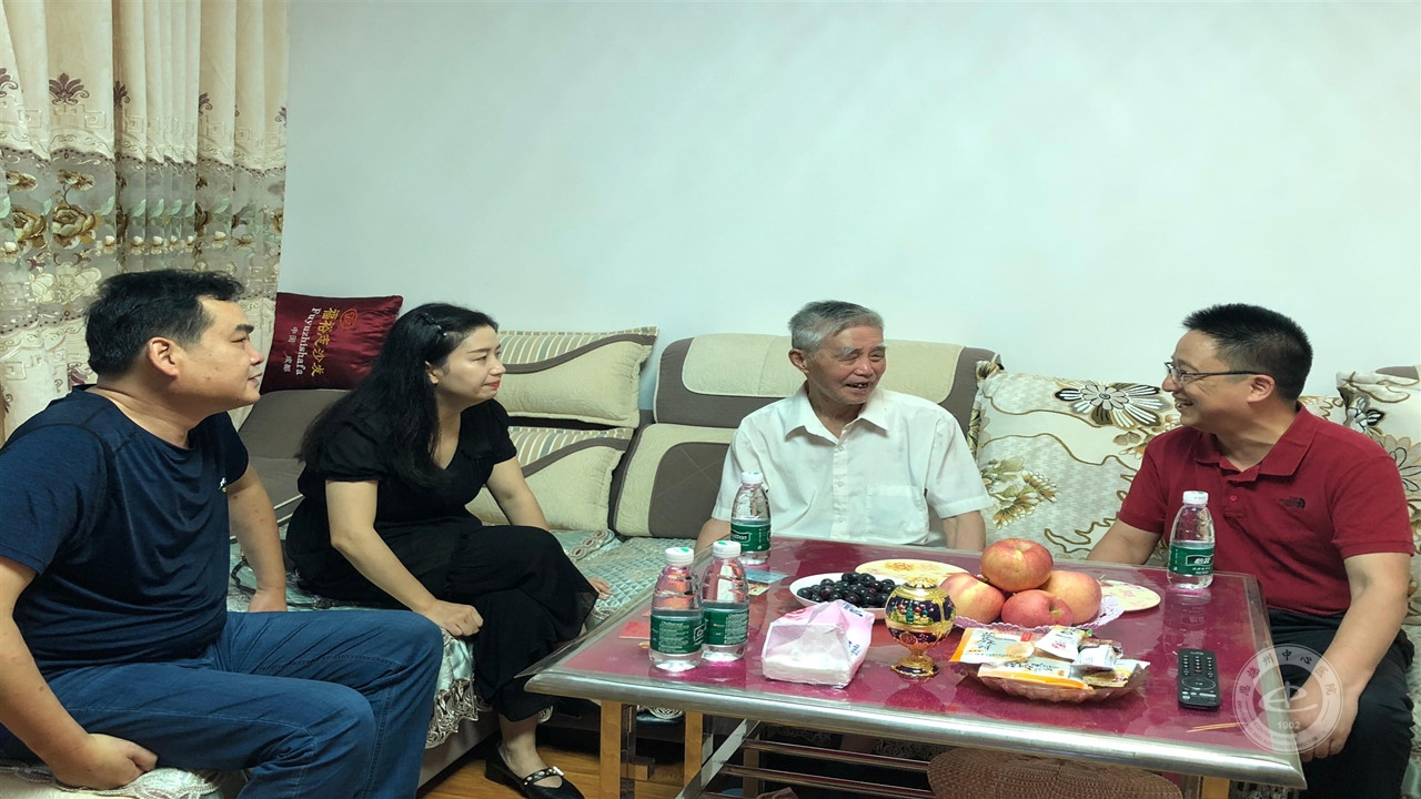 副院长吴波等慰问老党员孙国珍