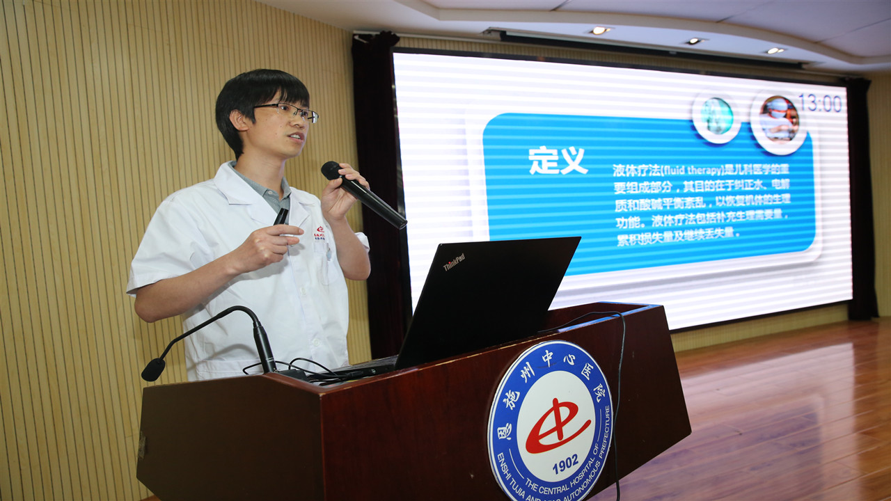 青年教师代表进行讲课演示