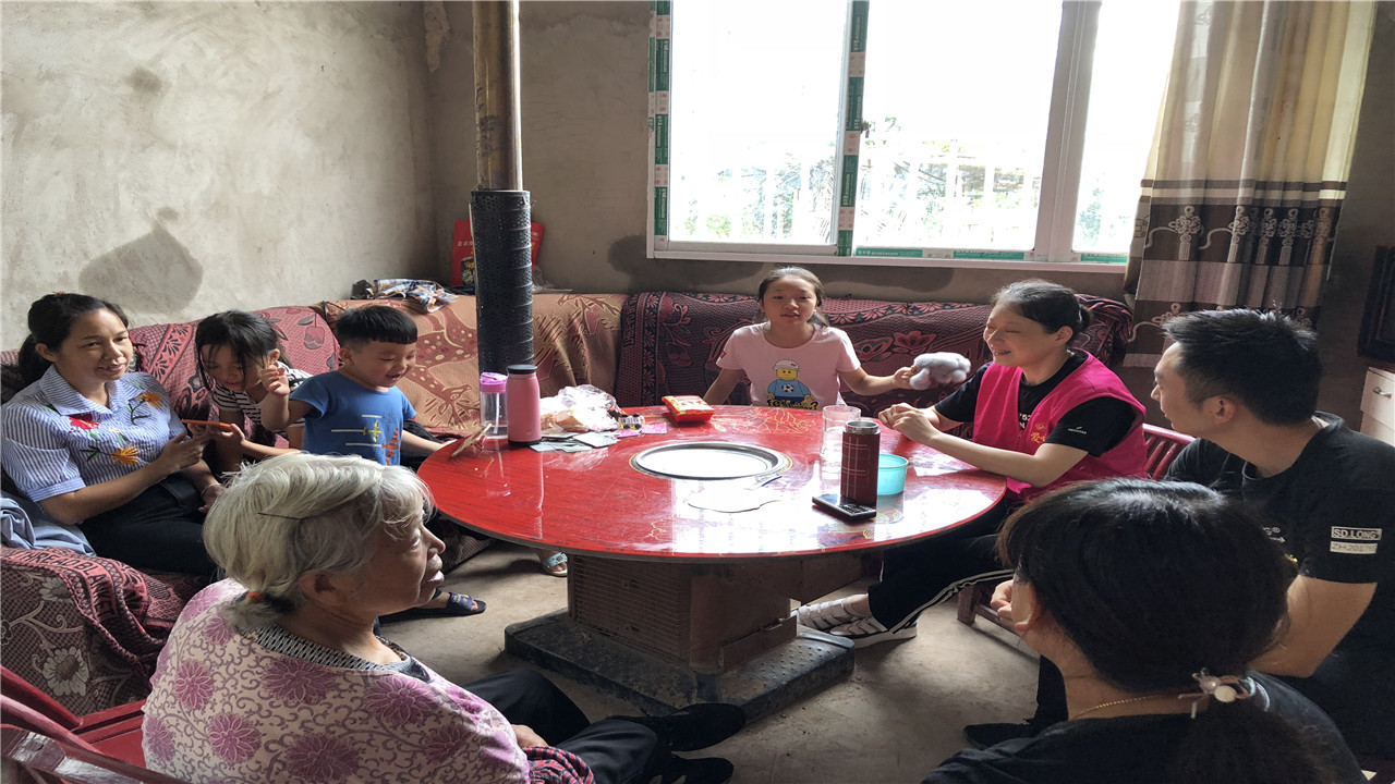 “爱心妈妈”到家中走访