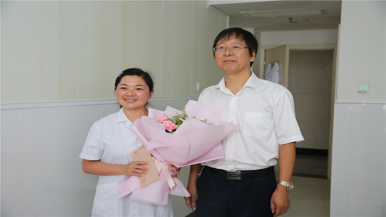 湖北民族大学校领导教师节慰问恩施州中心医院任教老师（二）