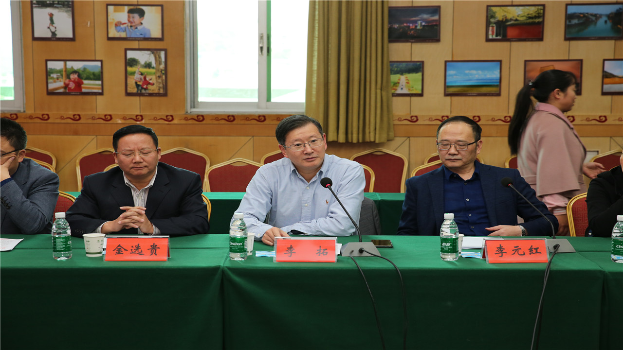 州中心医院院长李拓在会上讲话