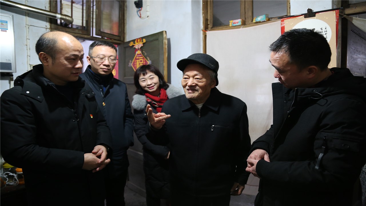 看望困难群众曹建恩