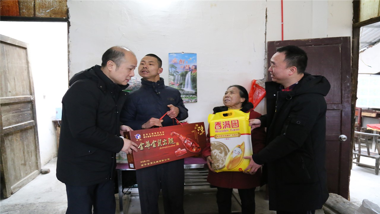 看望困难群众潘忠秀