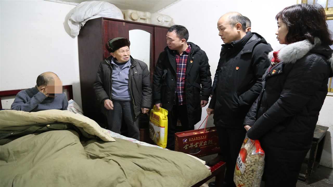 党员们看望困难群众赖家清