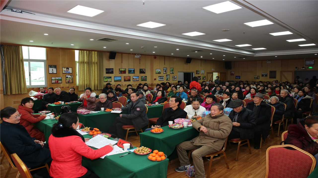 召开离退休老同志新春座谈会