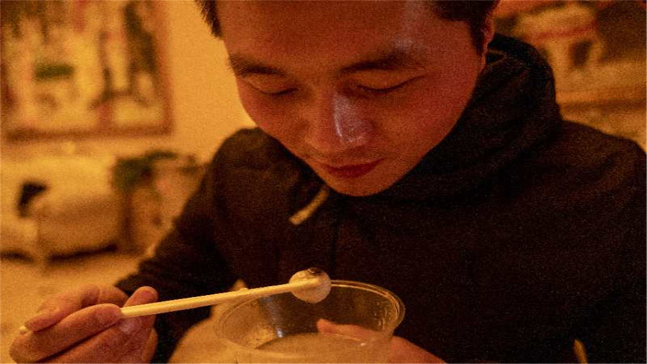 覃鸿恩夫妻俩给抗战一线的医护人员送汤圆