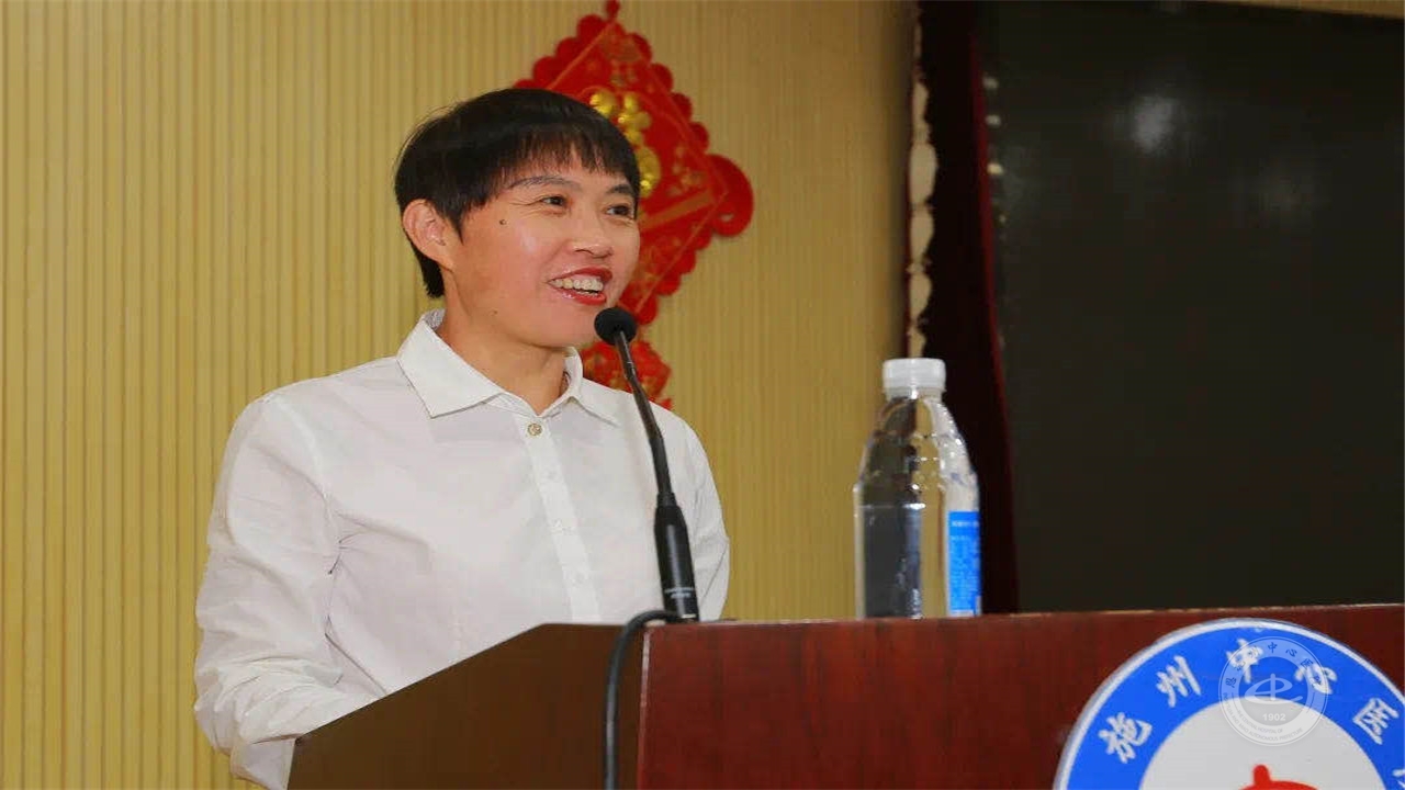 恩施州中心医院院长琚兆清在会上讲话