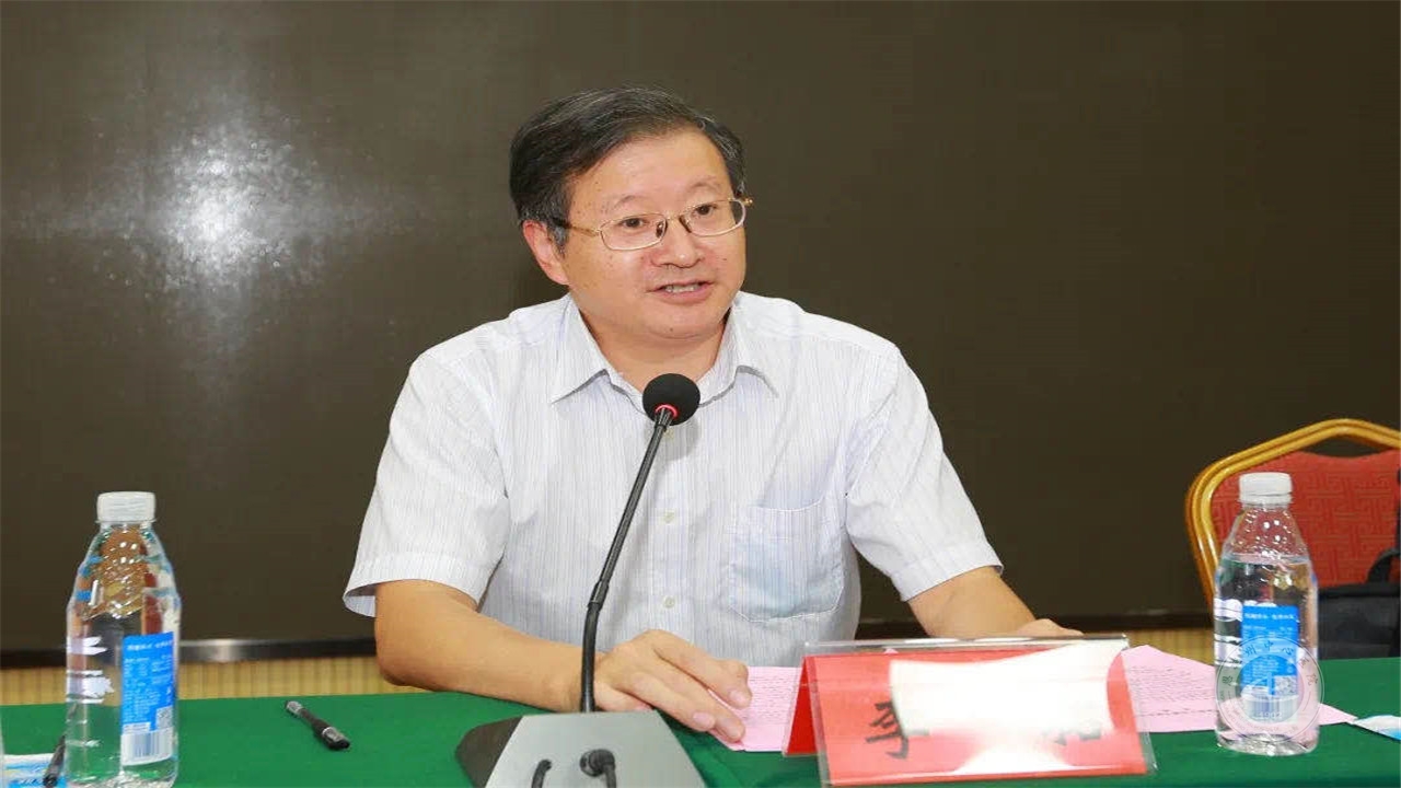 恩施州中心医院党委书记李拓在会上讲话