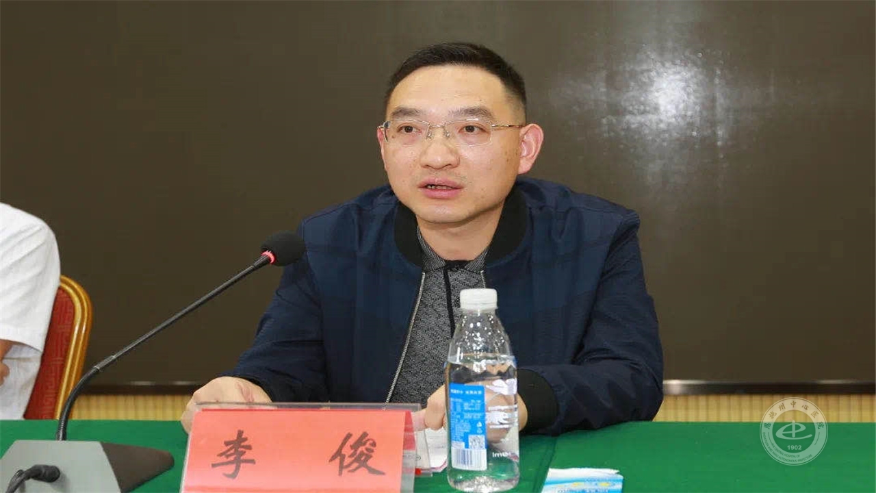 州总工会副主席李俊在会上讲话