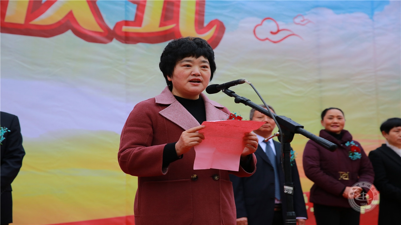 州委常委、州委统战部部长、州总工会主席涂元玲宣布工程破土动工