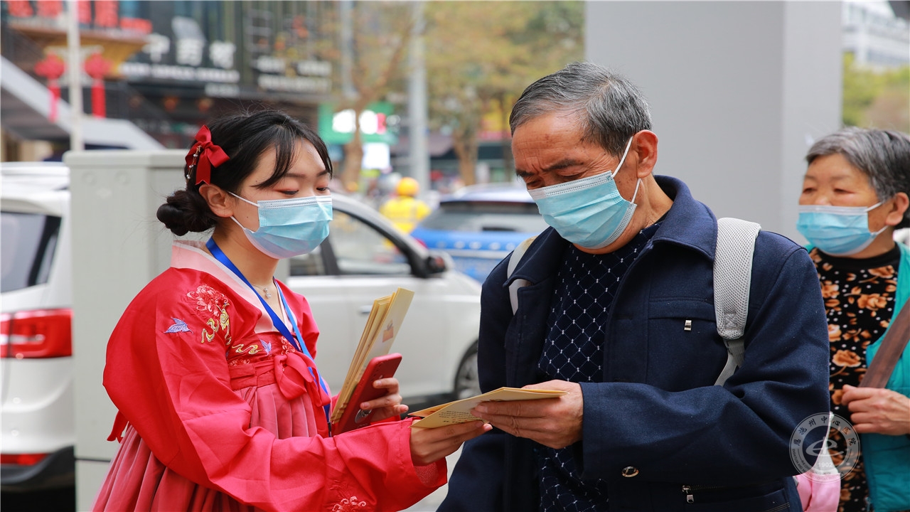 志愿者为市民讲解中医适宜技术